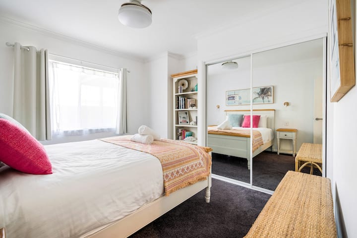 4号卧室，标准双人床