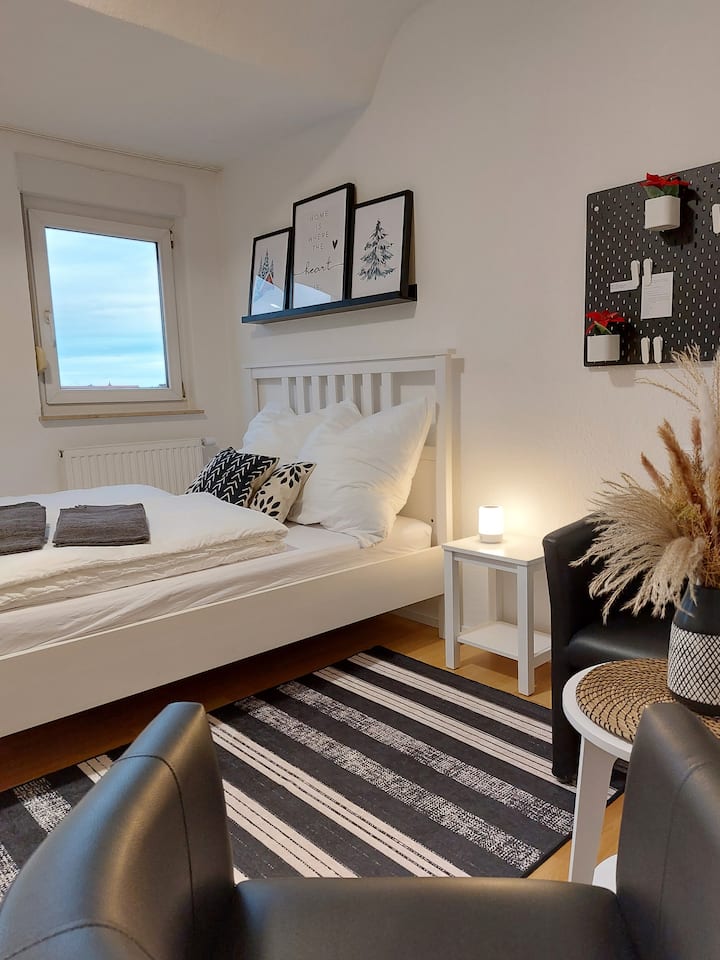 Esta acogedora cama de 1,40 te espera en la habitación 1.