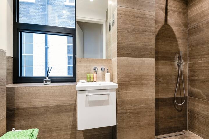 Prime 2-Bedroom Apartment Nearby Trafalgar Square gallery image 5