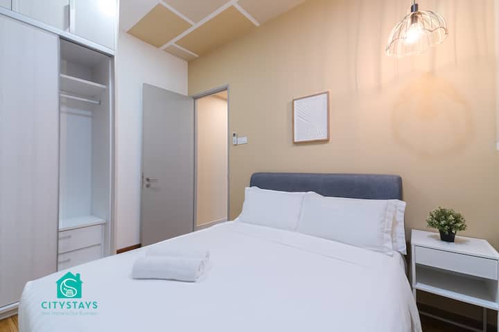 Queen bed for 2 pax in second bedroom
