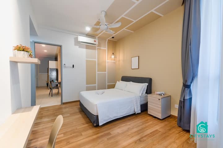 King bed for 2 pax in master bedroom
