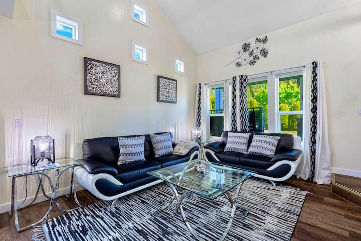 9. B12: Modern Villa: Private Fenced Yards - Snohomish, WA