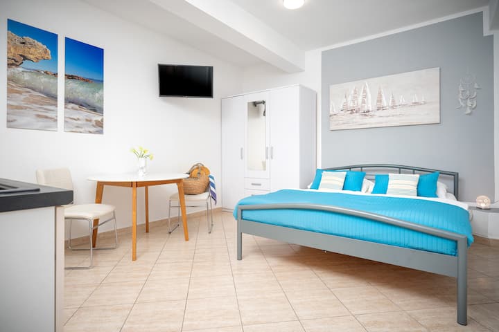 Charming Studio Near Zlatni Rat - Bol