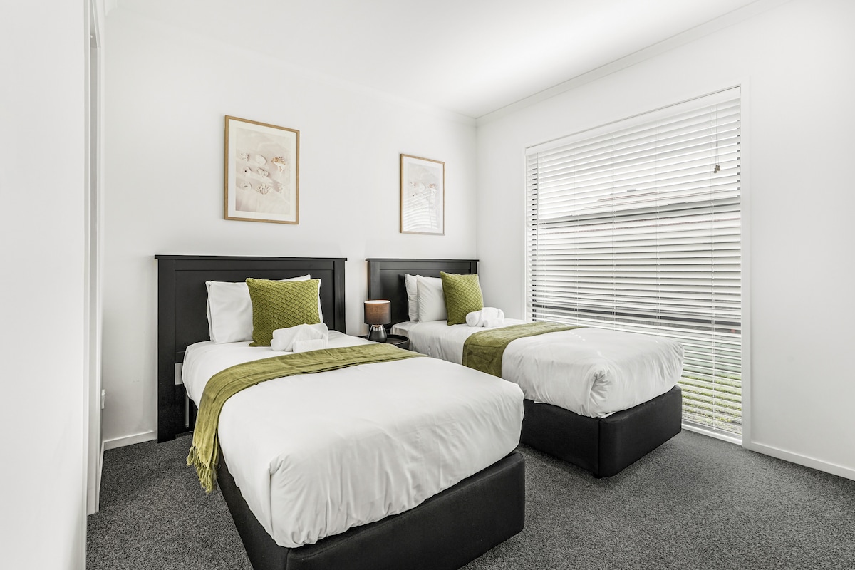 Sovrum 2: Två enkelsängar av hotellkvalitet med tillhörande badrum