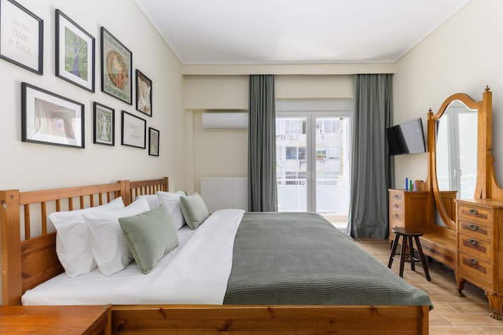 Bedroom with queen size bed