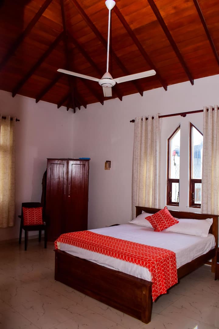 Habitación muy espaciosa con una cama tamaño king y baño en suite.