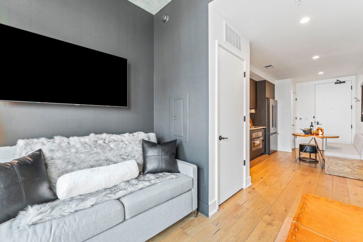 Lux Modern Condo w/ Gorgeous Lake & Downtown Views