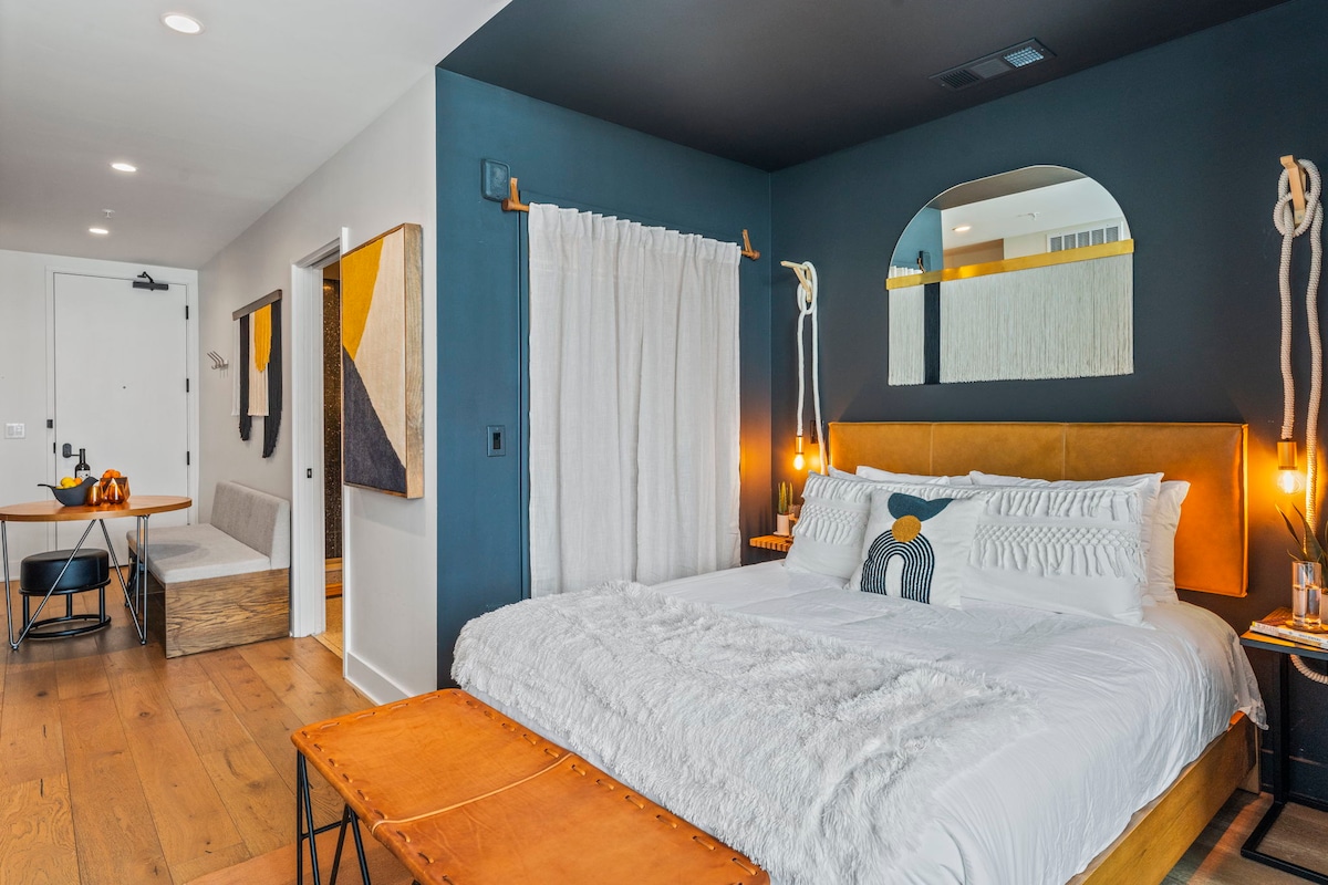 Lux Modern Condo w/ Gorgeous Lake & Downtown Views