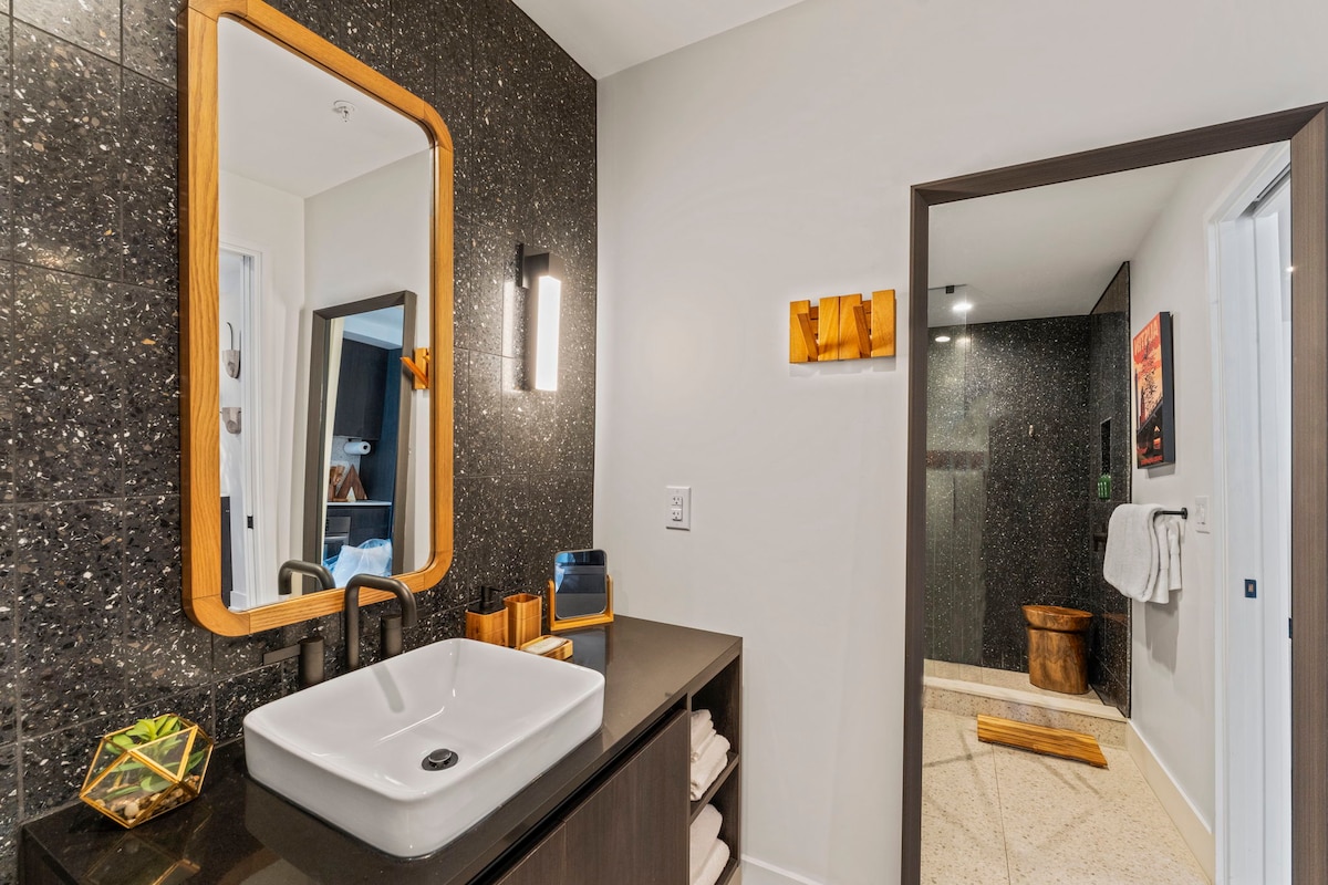 Lux Modern Condo w/ Gorgeous Lake & Downtown Views