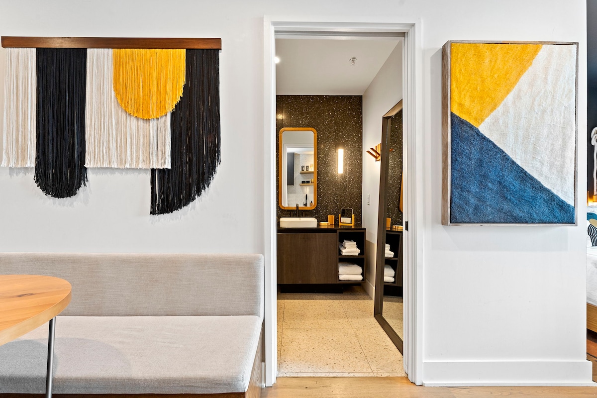 Lux Modern Condo w/ Gorgeous Lake & Downtown Views