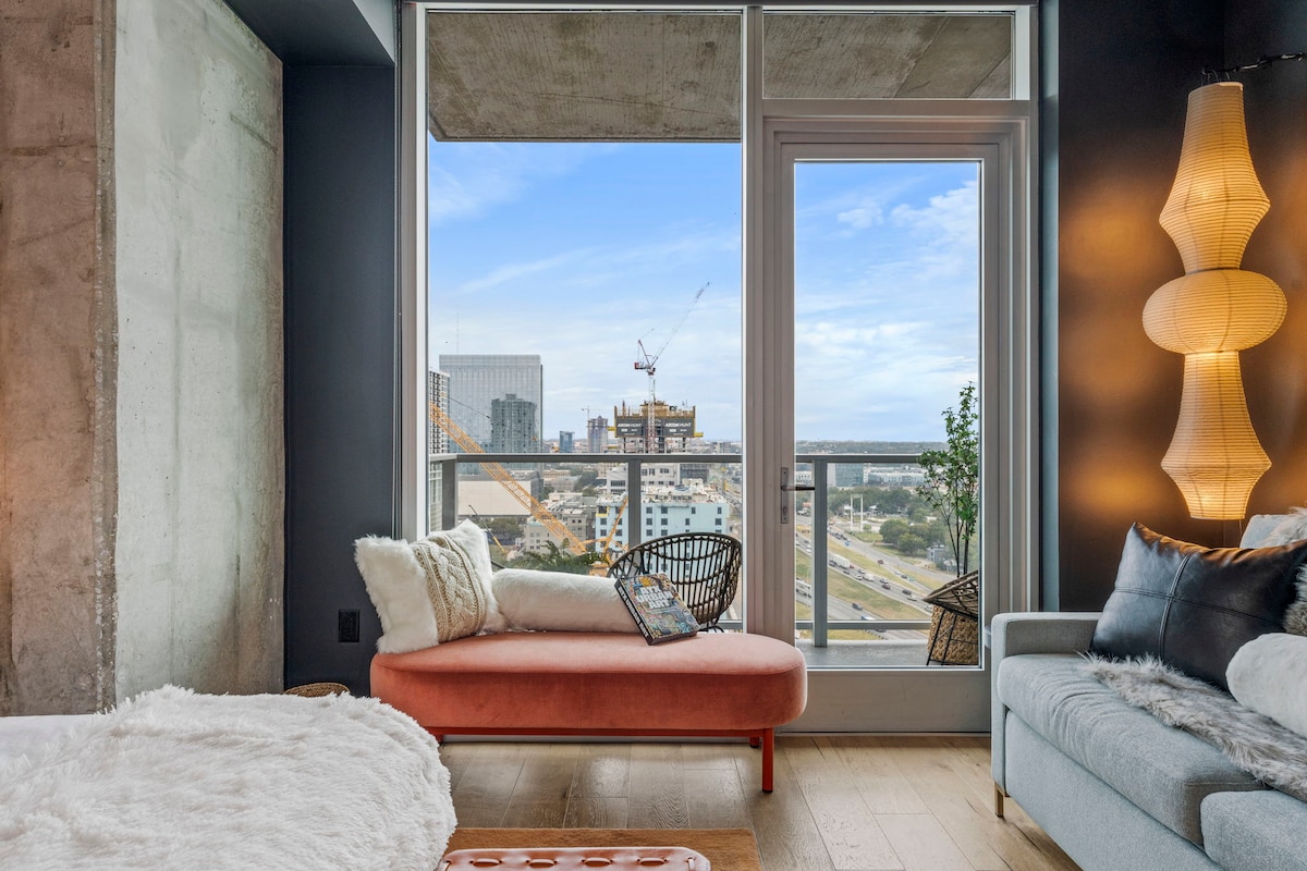 Lux Modern Condo w/ Gorgeous Lake & Downtown Views