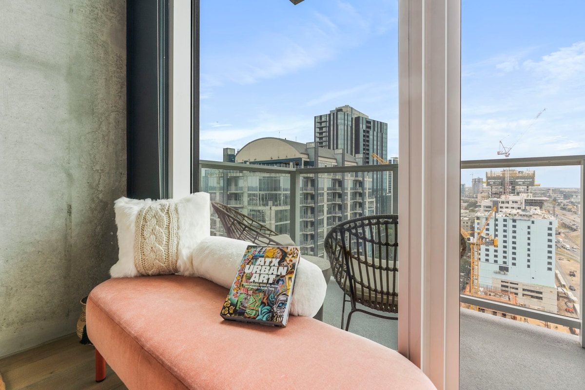 Lux Modern Condo w/ Gorgeous Lake & Downtown Views