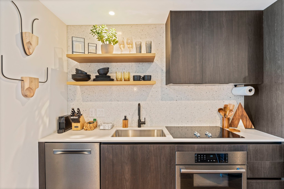 Lux Modern Condo w/ Gorgeous Lake & Downtown Views