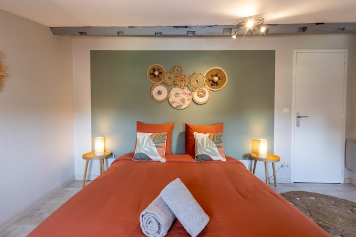 Beautiful upstairs bedroom with two storage spaces. 2 windows overlooking the town hall and part of Saint Benedict Cathedral. Queen bed 160x200. En suite bathroom.