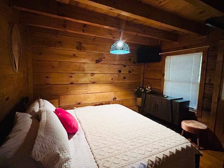 Ოსტატის საძინებელი ტელევიზორით 30"