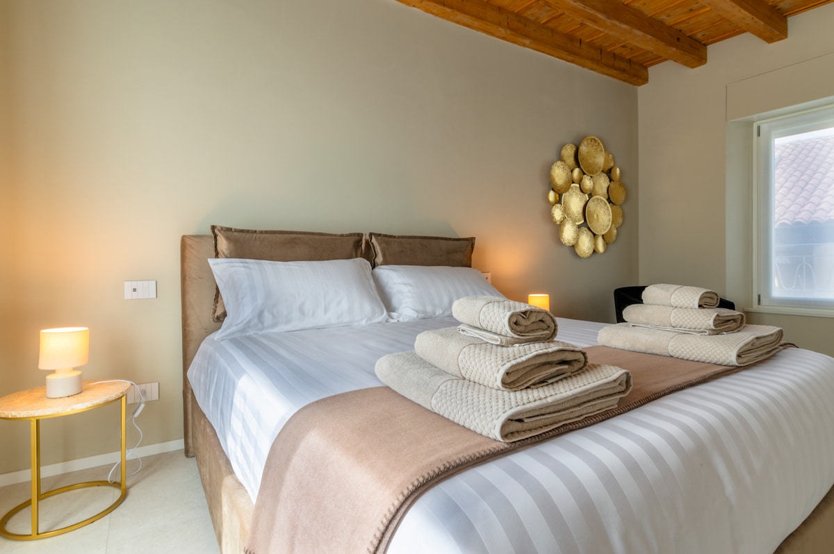 Kwa mapumziko mazuri, kitanda cha watu wawili kilicho na godoro na kitanda cha juu kitakupa starehe ya kiwango cha juu.