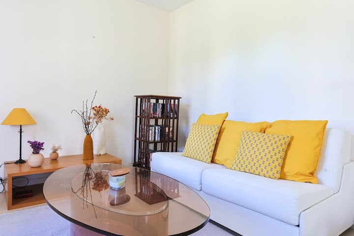 Première dépendance, accessible plein pied.
Lit 160x200cm, une salle d'eau privative attenante avec wc.