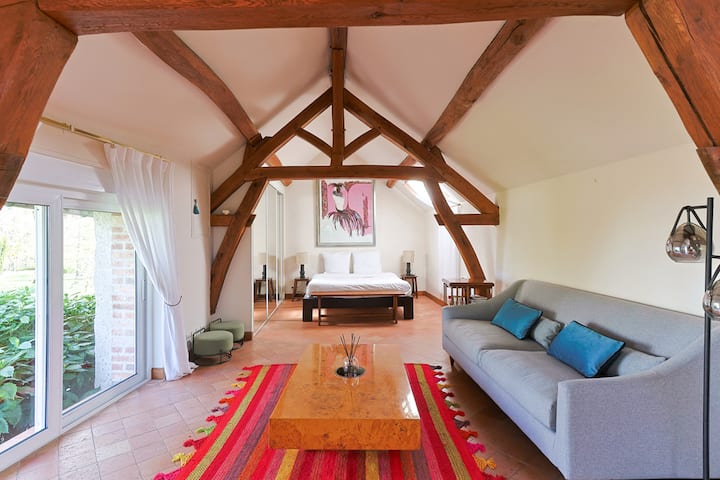 Seconde dépendance, accessible par escalier.
Lit 160x200cm, une salle de bain privative attenante avec wc.