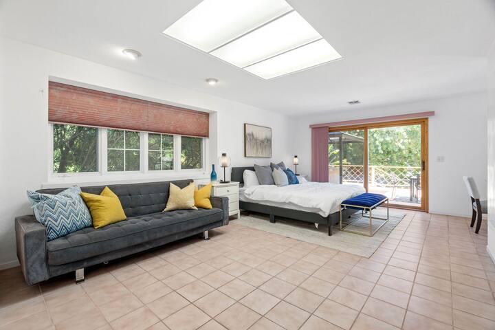 Stunning Group Retreat w/Pool! gallery image 4