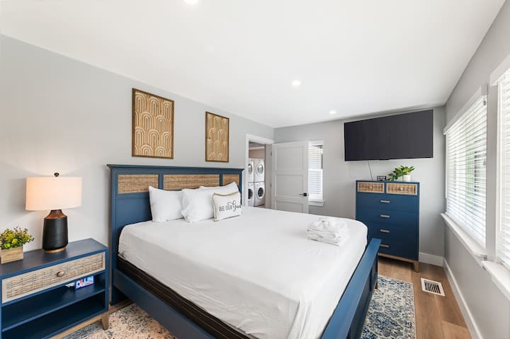 Quarto principal 1 com cama king, no andar principal, com banheiro privativo