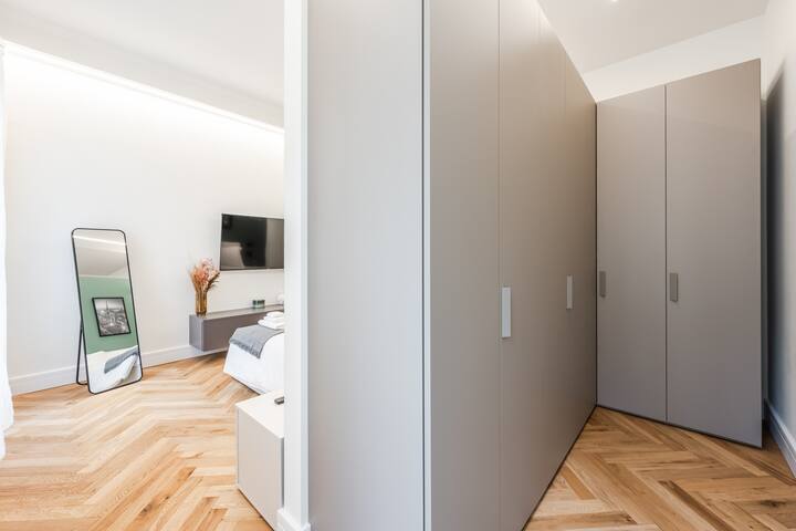 Space and Design: 3-Room Apt 1 Min from Cadorna gallery image 4
