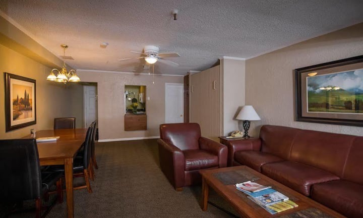 Woonkamer met murphy bed en keuken