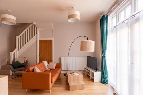 Top Airbnb: Stylish Beach Townhouse · Parking · Ferry Discount in Isle Of Wight