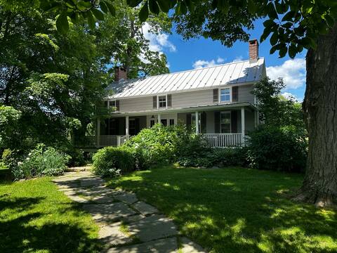 All-Season Rhinebeck Modernized Colonial Retreat
