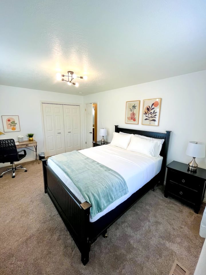 Отпуснете се в модерната си родителска спалня с плюшено двойно легло с първокласно спално бельо. С вкус, декориран с модерно обзавеждане, достатъчно пространство в килера и големи прозорци, които изпълват помещението с естествена светлина. Идеално място за спокойна нощ