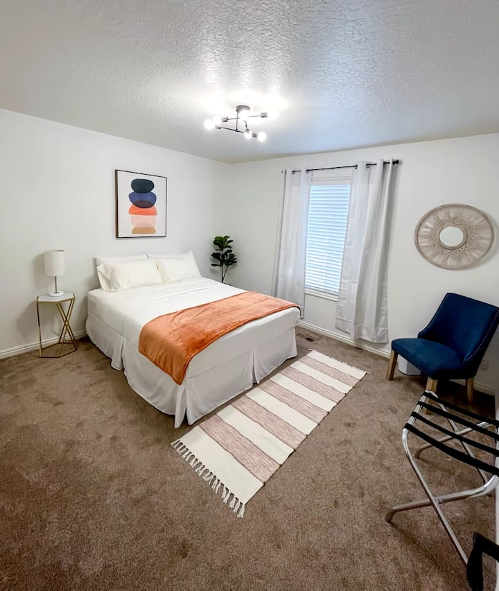 Насладете се на комфорт в привлекателната си втора спалня, която разполага с уютно двойно легло с меко спално бельо. Тези стаи предлагат спокойна атмосфера със стилен декор, просторен килер и голям прозорец със затъмняващи завеси. 