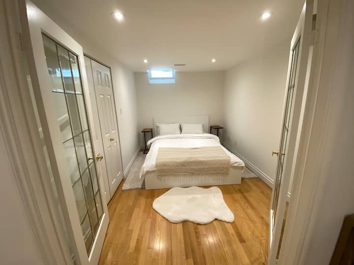 Çlodhu në një krevat të rehatshëm me madhësi mbretëreshë me shtroja të buta, të përsosura për një gjumë të qetë gjatë natës.