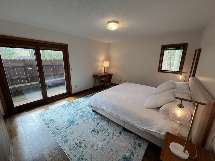 Მთავარი საძინებელი მთავარ სართულზე, შუა საუკუნეების თანამედროვე დეკორი, ცალკე გარე ტერასა, დიდი შესასვლელი კარადა.