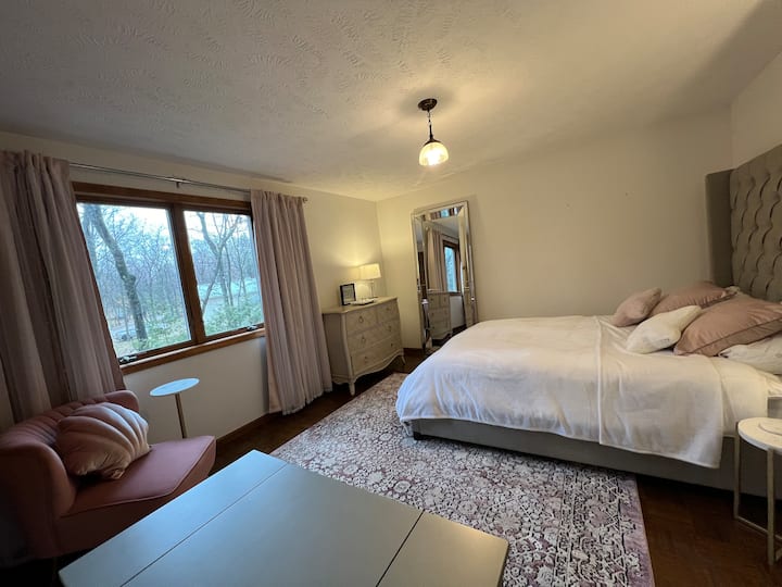 Დედოფლის საძინებელი მეორე სართულზე, დასავლეთის/მზის ჩასვლის პირისპირ.