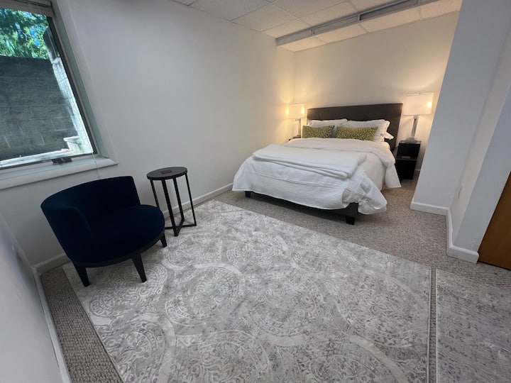 Სრული საძინებელი (#3) გასასვლელ სარდაფში, დასასვენებელი ოთახის მიმდებარედ, აუზის მაგიდით.

Შენიშვნა:  ჩვეულებრივ, ხელმისაწვდომია შიდა საფეხურების მეშვეობით.   