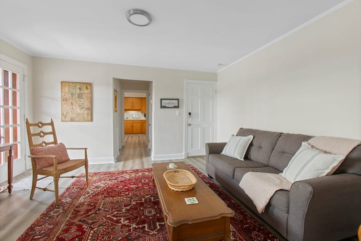 Hyr në një dhomë ndenjjeje elegante dhe moderne të projektuar me dhunti bashkëkohore. Me linja të pastra, mobilie minimaliste dhe një gamë ngjyrash të zgjedhura me shije, kjo hapësirë është e përkryer për t 'u çlodhur ose për t' u argëtuar me stil.