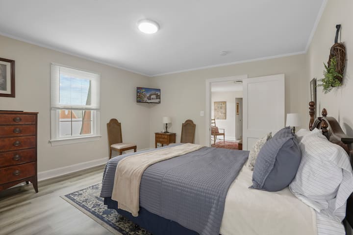 Tërhiqu në një dhomë gjumi klasike të projektuar me elegancë të përjetshme. Mobiliet e mirëpërcaktuara dhe shtrojat prej pelushi krijojnë një hapësirë të qetë dhe të rafinuar për netët e qeta dhe mëngjeset e qeta.