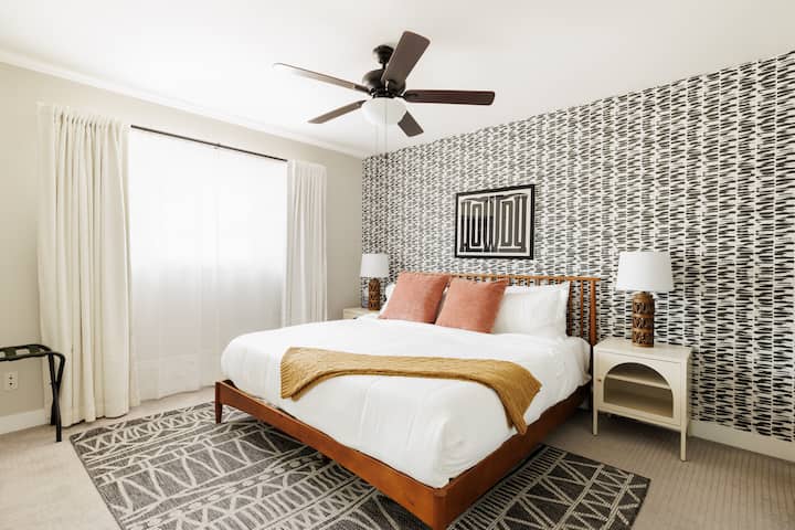 חדר שינה ראשי עם מזרן קינג סייז