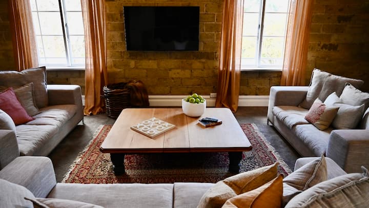 The Manor - Mornington