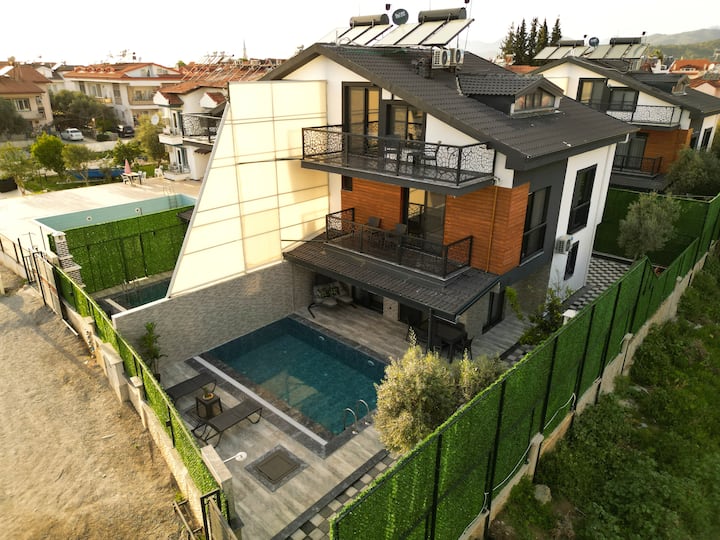 Fethiye Merkezde 3+1 Havuzlu Villa - Fethiye