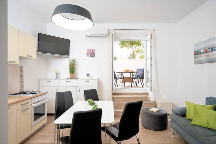 2br Beachfront Family Apartment - Brač