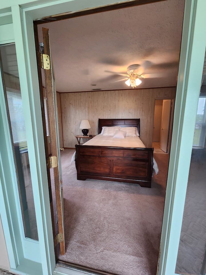 Dhoma e gjumit #2 në katin e sipërm me mbretëreshë.