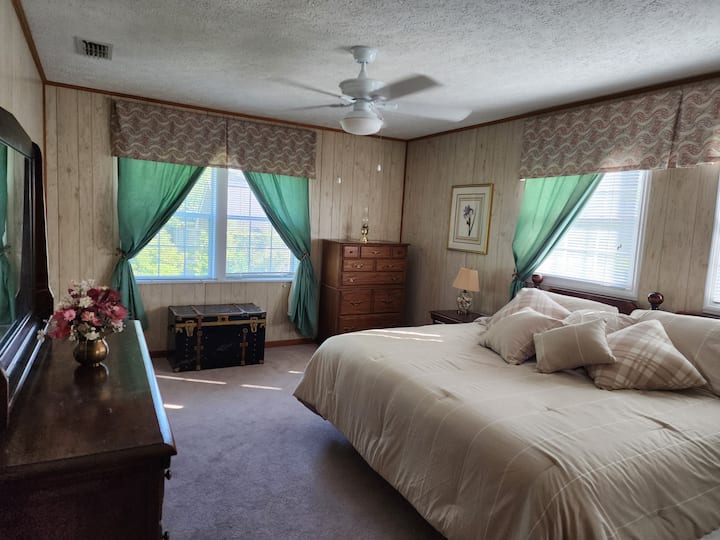 Krevati #1 në katin e sipërm me "split king".