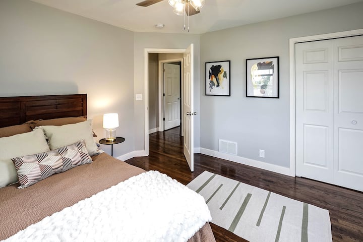 Druhá spálňa sa nachádza na poschodí s manželskou posteľou.