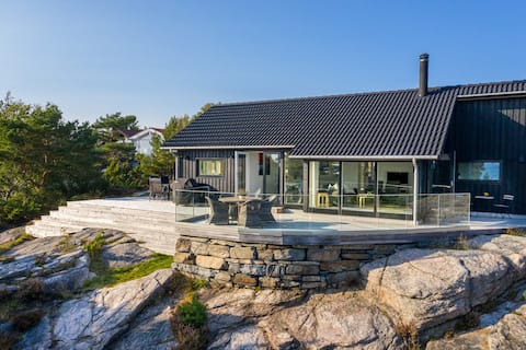 Popular Airbnb listing: Cabin with sea view in Kristiansand