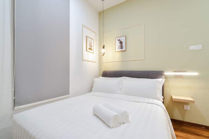 เตียงควีนไซส์สำหรับ 2 คนในห้องนอนที่ 2
