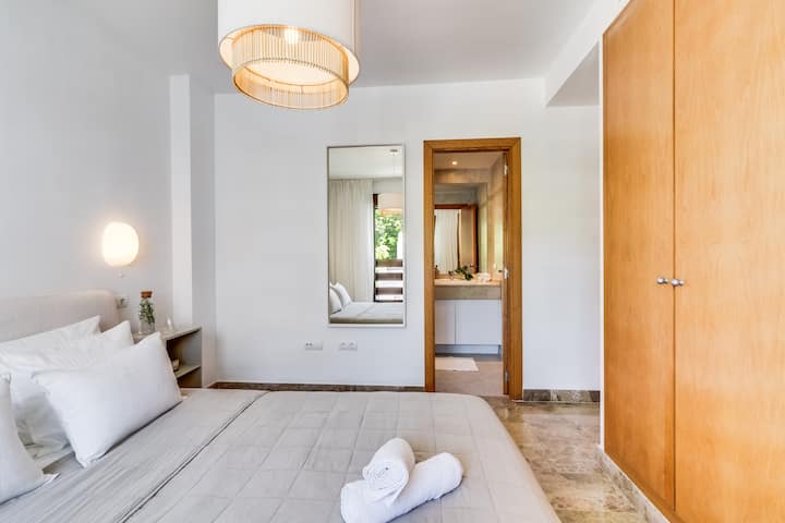 - Dormitorio principal tranquilo con ropa de cama suave, espacio en el armario y baño privado. - Cómoda cama tamaño king con luz natural, diseño relajante y almacenamiento. - Retiro tranquilo en el dormitorio ideal para noches de descanso y estancias largas.  