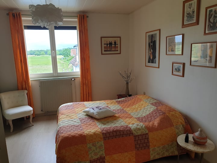 chambre à l'étage avec lit 140cm sur 200cm et de nombreux placards. Cintres à disposition