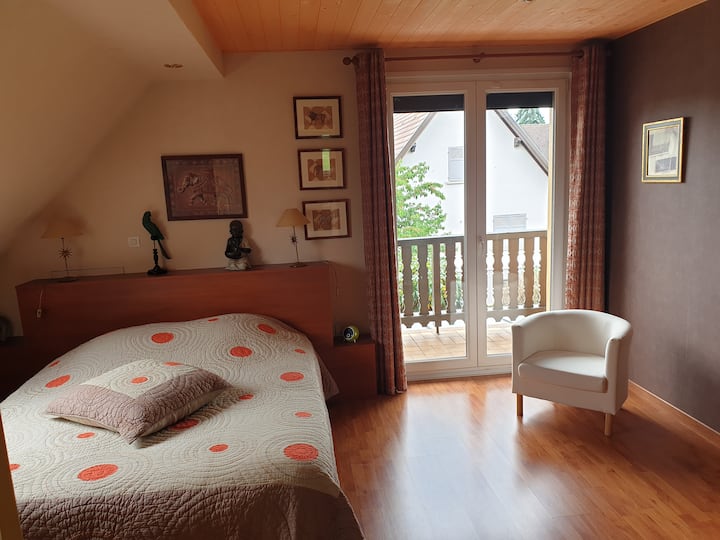 chambre avec lit 160cm sur 200cm et balcon. Placard avec penderie et cintres .
La chambre se trouve à l'étage