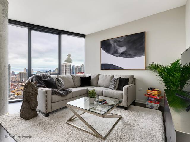 Lux Skyhouse West Loop w/Parking gallery image 2