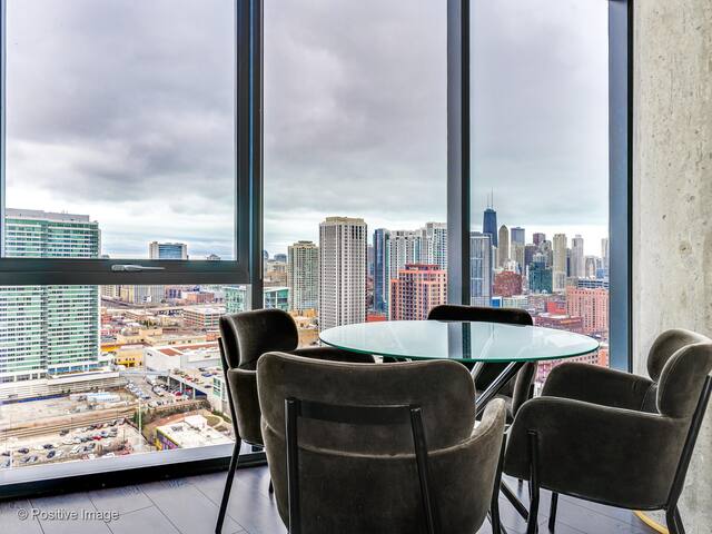 Lux Skyhouse West Loop w/Parking gallery image 5